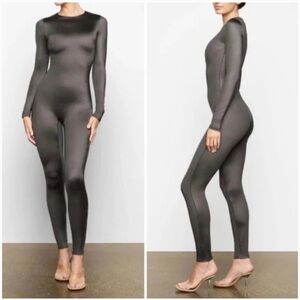 SKIMS ALL IN ONE LONG SLEEVE SHINE BODYSUIT *GREY* SIZE M/L